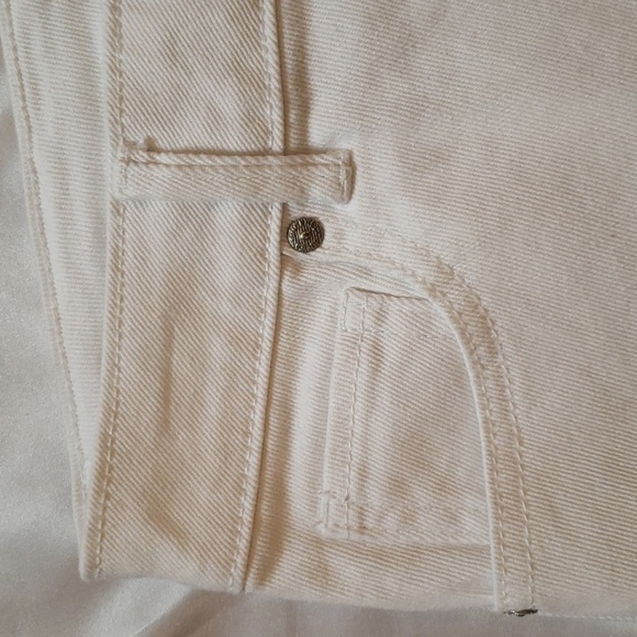 Sincerely Jules NWT size 1 white distressed denim shorts - Picture 5 of 6